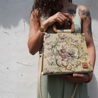 Eslo Manci Gobelin hazai designer női batik bőr kistáska, oldaltáska, prémium minőség, kézzel készített egyedi dizájn.