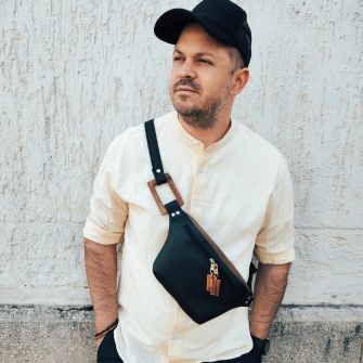 Eslo Luna hazai designer férfi fekete bőr oldaltáska, crossbody prémium minőség, kézzel készített egyedi dizájn.