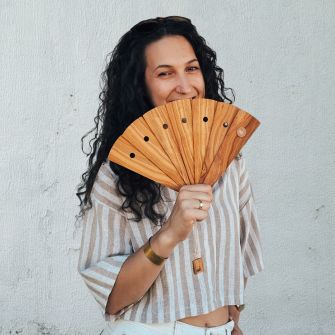 Divatos kiegészítők,  fa legyezők, designer legyező