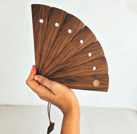 ESLO fa legyező természetes fa erezettel, kézműves részlet