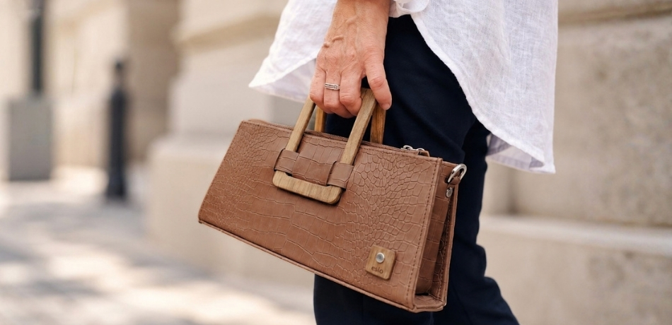 Eslo - Leather and wood design