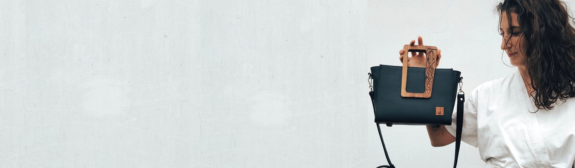 Kézzel faragott diófa fogós női bőr táska