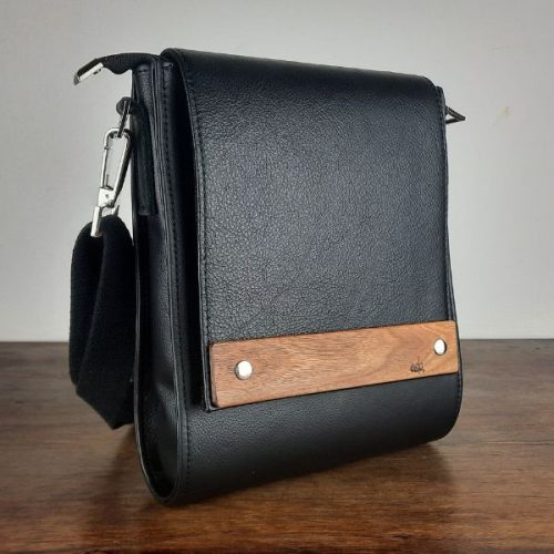 Eslo Roger hazai designer férfi fekete bőr bőr oldaltáska, prémium minőség, kézzel készített egyedi dizájn.