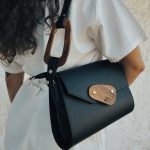 Eslo Luna hazai designer női fekete bőr oldaltáska, prémium minőség, kézzel készített egyedi dizájn.