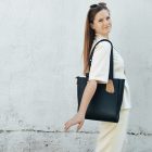 Eslo Luna hazai designer női fekete bőr válltáska, prémium minőség, kézzel készített egyedi dizájn.