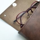 Eslo Luna hazai designer női batik bőr szemüvegtok, prémium minőség, kézzel készített egyedi dizájn.